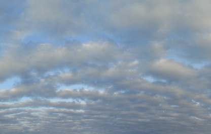 180度宽屏多云天空图片